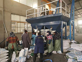 江苏工业盐融雪剂定制螺旋定量包装秤安装现场