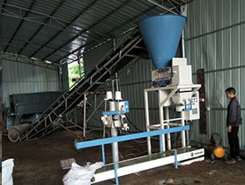 片状腐殖酸钠自动定量包装机安装现场